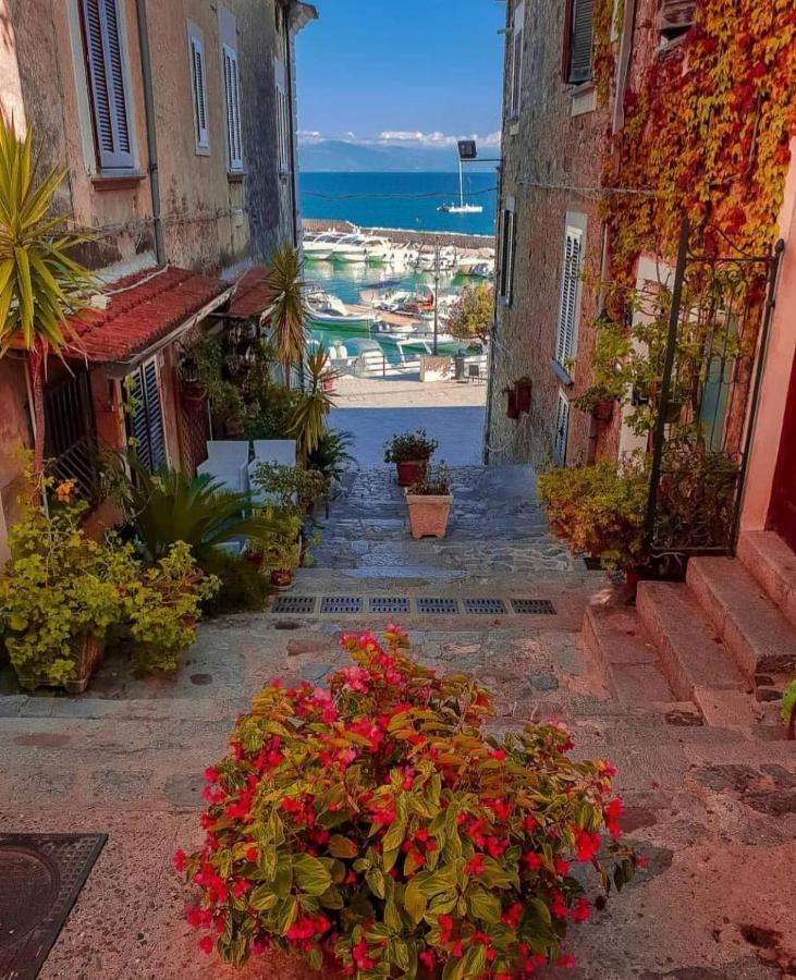By The Sea In Scario Apartment Bagian luar foto