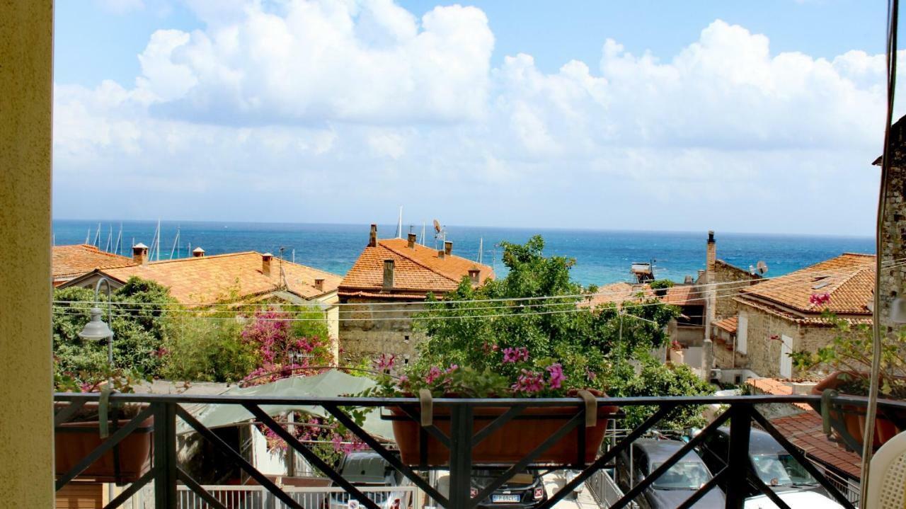By The Sea In Scario Apartment Bagian luar foto